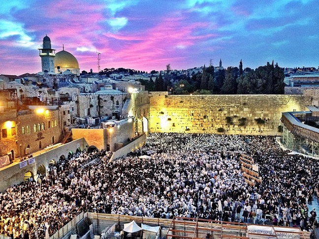 shavuot mass prayer near the western wall in jerusalem