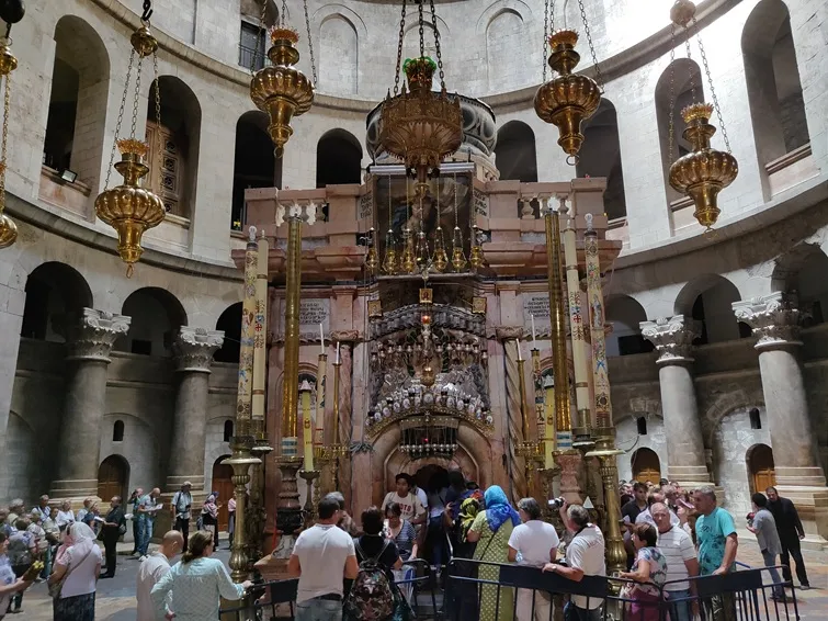 inside the church of holy sepulchre in jerusalem