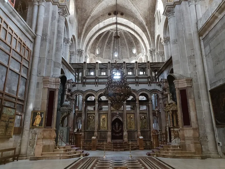 inside the church of holy sepulchre in jerusalem