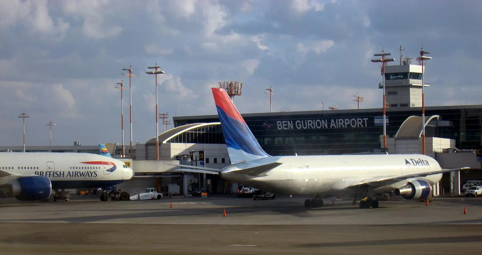 planes at ben gurion airport